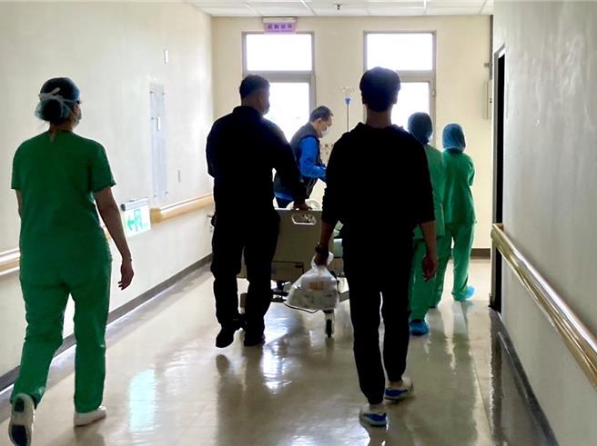 嘉义医院团队在邱姓病患临终之时协助完成捐赠器官，让家属为亲人完成最后心愿。（嘉义医院提供／廖素慧嘉市传真）