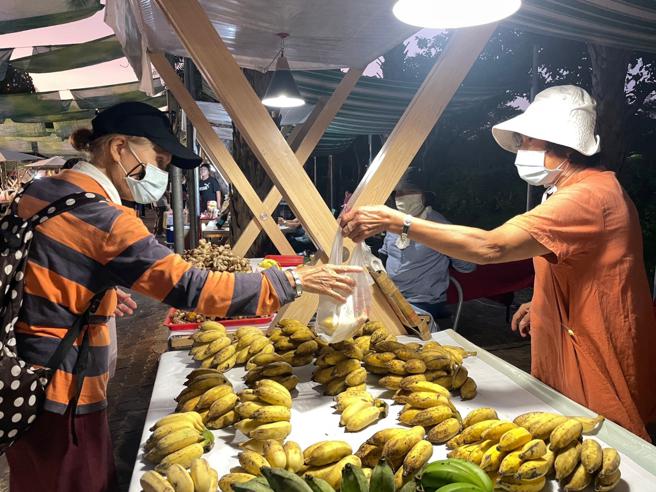 百位小农齐聚一堂，带来眾多当令新鲜蔬菜水果（图片来源：高雄市农业局提供）
