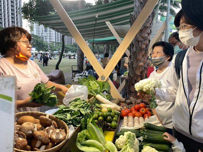 神农市集每场次的活动都不断改善调整，从高雄在地小农拓展邀请外县市小农一同参展（图片来源：高雄市农业局提供）