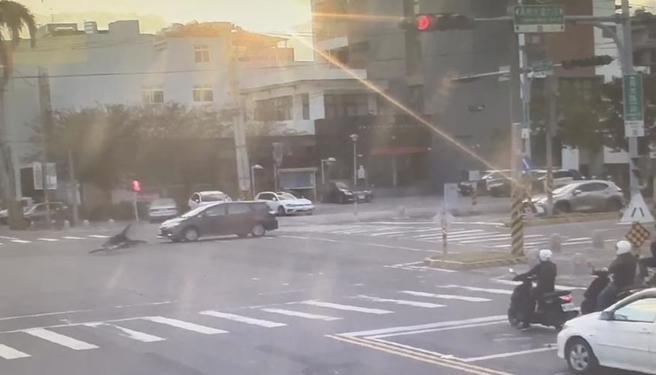 由于事发地点就在派出所前，警方见状连忙出来协助，除了关心伤势之外，也对闯红灯的学生开单。（民眾提供／吴建辉彰化传真）