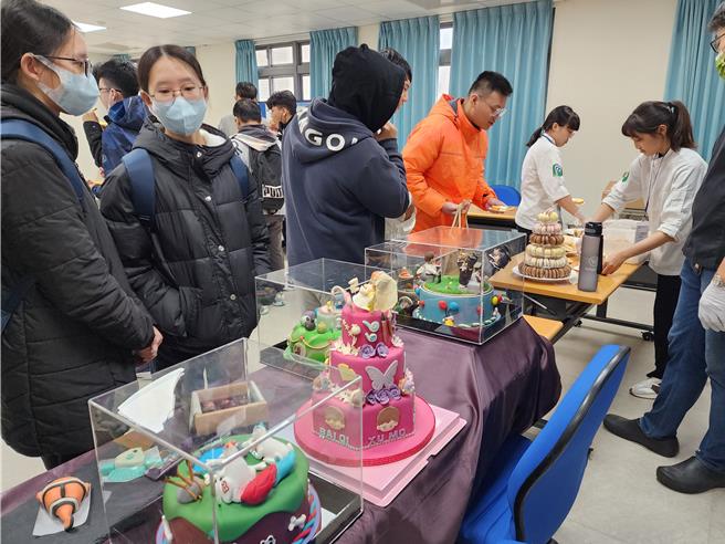 澎湖科技大學20日於該校海洋科技大樓舉辦的「高教深耕暨USR計畫成果發表會」，但還是以提供成果品嚐的攤位最吸睛。（許逸民攝）