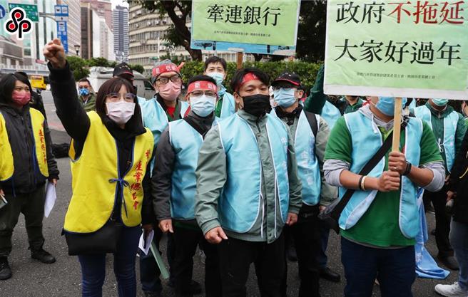 中华快递工会今年1月上街，抗议资方调薪过后就砍绩效奖金。（本报资料照）