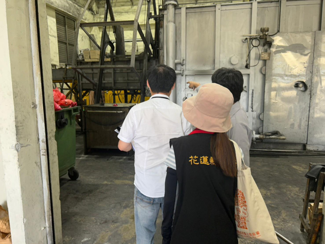  事業單位現場輔導畫面。(圖/花蓮縣環境保護局提供)
