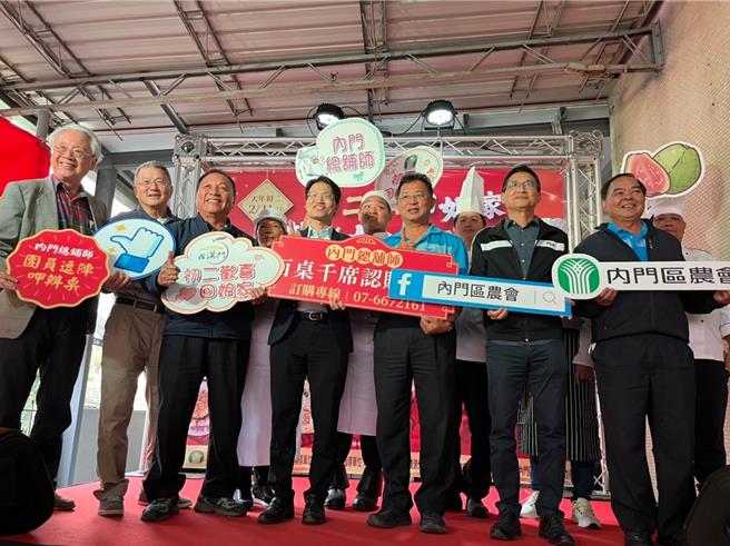 高雄市内门区春节重要盛事「初二回娘家」办桌活动，，2024年2月11日预计在内门区南海紫竹寺席开400桌，每桌7600元，附赠精致礼盒，预期势必延续订购热潮，想订桌的民眾动作要快。（记者林雅惠摄）