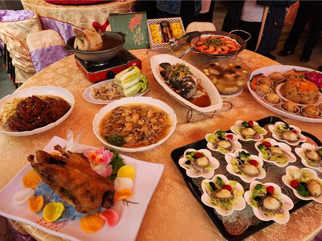 高雄市内门区春节重要盛事「初二回娘家」办桌活动，，2024年2月11日预计在内门区南海紫竹寺席开400桌，每桌7600元，附赠精致礼盒，预期势必延续订购热潮，想订桌的民眾动作要快。（记者林雅惠摄）