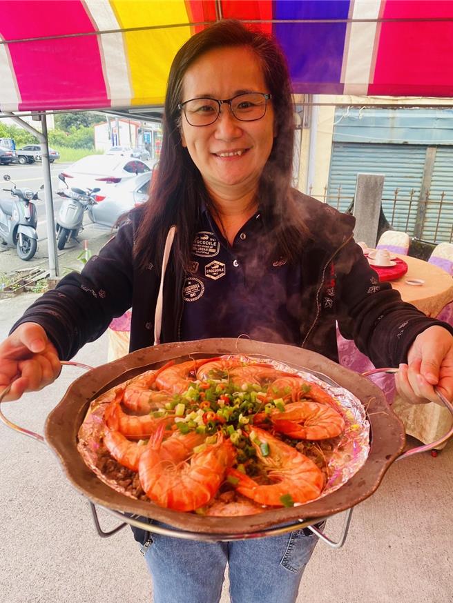 内门区农会办桌活动经由总铺师大厨的巧手运化，将食材摇身一变成一道道垂涎欲滴的桌上佳肴。（记者林雅惠摄）