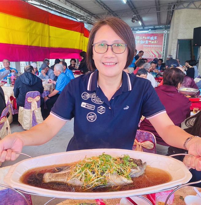 内门区农会办桌活动经由总铺师大厨的巧手运化，将食材摇身一变成一道道垂涎欲滴的桌上佳肴。（记者林雅惠摄）