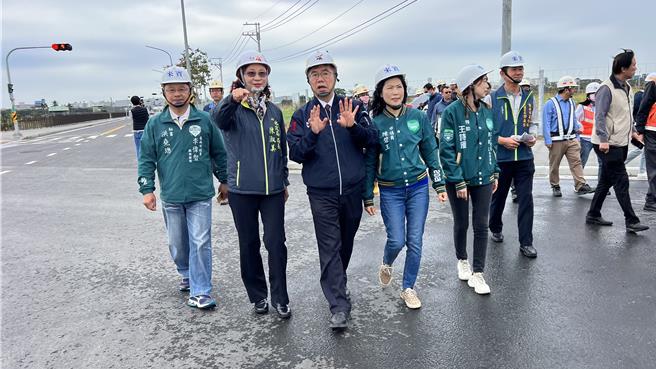 台南市长黄伟哲（左三）今天在市府地政局长陈淑美（左二）视察南科F、G区块区段徵收工程。（张毓翎摄）