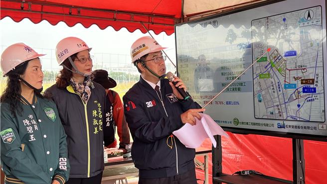 台南市长黄伟哲（右一）说，善福大道和大顺六路2条道路通车后，可将善化区通往南科园区的车流量。（张毓翎摄）