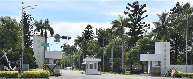 高雄一名王姓男海军上士在今年10月酒驾骑乘机车上路碰到警方拦查，王男竟然谎称吴姓同事的姓名和身分证字号，并在酒精浓度检测单上签署吴姓同事的姓名。桥头地院审理后，认为王男涉陆海空军刑法的不能安全驾驶动力交通工具罪，及偽造署押罪，共判3月徒刑，可易科罚金。王男已退役。图为海军左营基地。（本报资料照片）