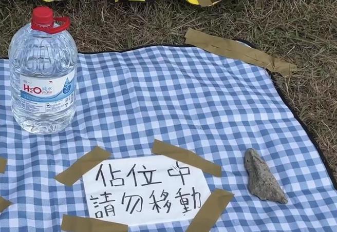 粉絲卡位還寫上「不准移動」。（曹婷婷攝）