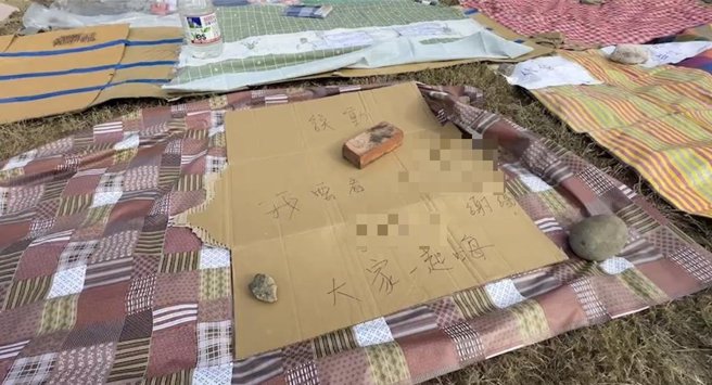 台南好Young耶誕演唱會23日登場，粉絲拿紙板占位。（曹婷婷攝）