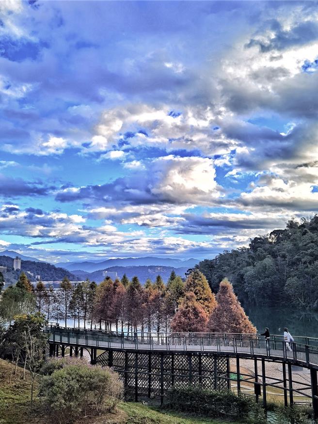 遊客指出，日月潭昨日天氣晴朗，藍天白雲湖光山色景緻像上帝調色盤，今日突然轉成灰黑色調，美不勝收。（民眾提供／楊靜茹南投傳真）