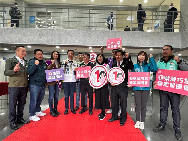 民进党新北市四选区立委候选人吴秉叡、五选区立委候选人苏巧慧、六选区立委候选人张宏陆与十二选区立委候选人赖品妤在抽籤后一同合影，力拚全员连任。（柯毓庭摄）