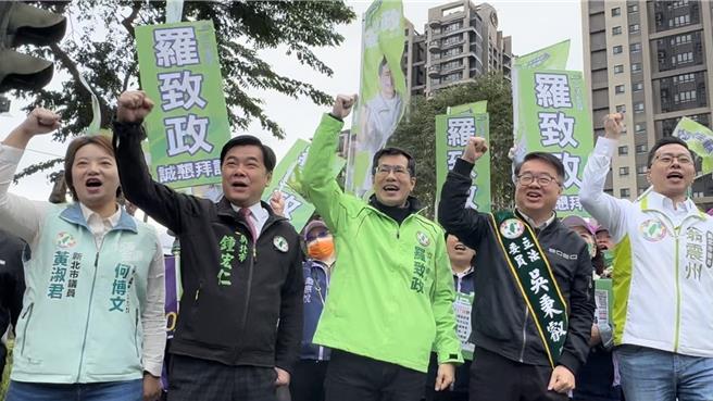 民进党新北市四选区立委候选人吴秉叡、七选区立委候选人罗致政一同高喊「冻蒜」。（柯毓庭摄）