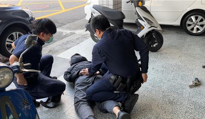 台中市第三分局在農曆年前舉行2場金融機構防搶演練，將持槍假搶匪壓制在地，提升轄區金融機構及警員，對突發事件的應變能力。（王煌忠攝）