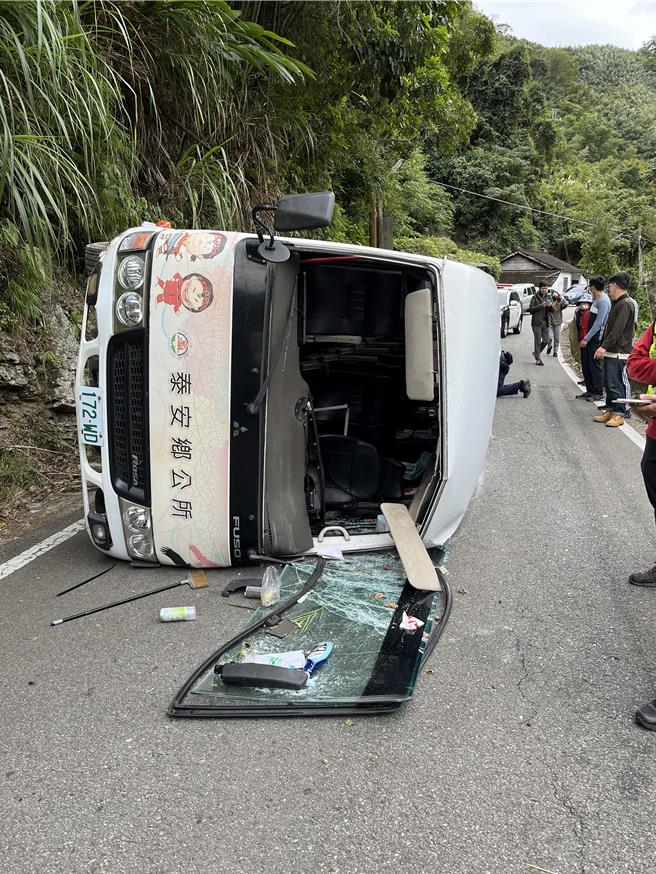 苗栗縣泰安鄉大湖鄉公所合營的社區幸福巴士，20日上午在行經苗62線山路時失控翻覆。（讀者提供／謝明俊苗栗傳真）