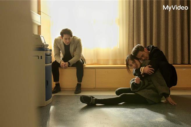 《左耳》杨烁（右）饰演的赵海生和朱顏曼滋（右2）饰演的夏吉吉谈虐恋。（MyVideo提供）