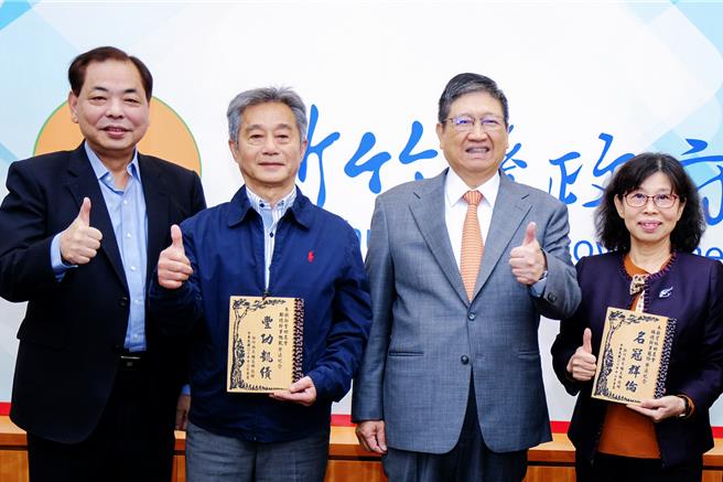 芎林乡农会总干事林冠伶（右）和新丰乡农会总干事郑旭凯（左二）将在明年1月16日退休，县长杨文科（右二）和副县长陈见贤（左）感谢2名优秀总干事带领农会迎向新纪元。（罗浚滨摄）