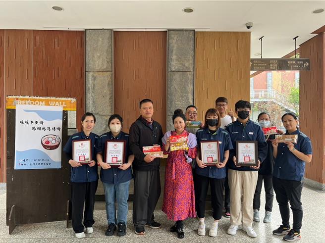 金大辦「暖暖冬至情，湯圓感恩傳情」活動，知名連鎖超商捐贈60盒湯圓給學生們享用，由金大國際長顏郁芳（前排中）代表學校接受這份愛心贈禮。（圖／金門大學提供）