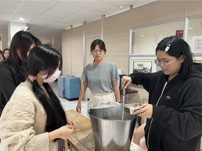 「暖暖冬至情，湯圓感恩傳情」活動讓來自世界各國的外籍生、僑生與住宿生們，一起提早感受冬至團圓的氛圍。（圖／金門大學提供）