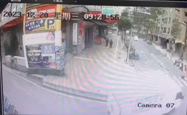 永和婦過斑馬線，遭貨車左轉直接撞飛命危。(戴志揚翻攝)