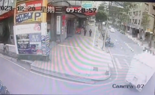 永和婦過斑馬線，貨車左轉直接撞飛命危。(戴志揚翻攝)