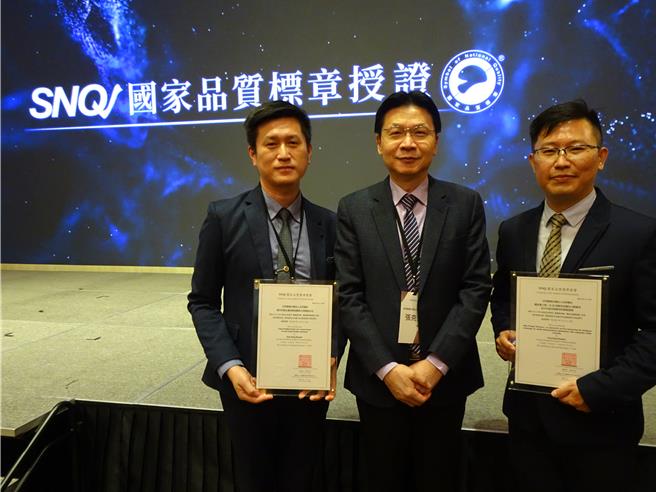 员荣医疗体系荣获2023年SNQ国家品质标章两个奖项，员荣医疗体系总院长张克士（中)）率医疗副院长涂川洲（左）、药剂科主任刘孟基（右）)领奖。