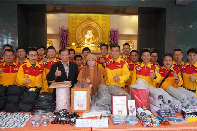 屏東縣佛教會理事長、妙光禪寺住持釋見引法師20日代表捐贈屏東縣消防局特搜大隊山域溪谷垂降救援專用繩索裝備，以及國際人道救援裝備等總價值逾133萬的救災裝備。（妙光禪寺提供／謝佳潾屏東傳真）