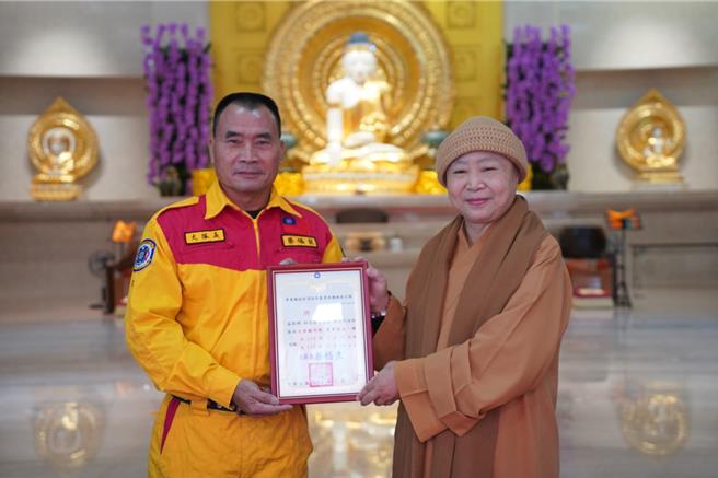 屏東縣佛教會理事長、妙光禪寺住持釋見引法師20日代表捐贈屏東縣消防局特搜大隊山域溪谷垂降救援專用繩索裝備，以及國際人道救援裝備等總價值逾133萬的救災裝備。（妙光禪寺提供／謝佳潾屏東傳真）