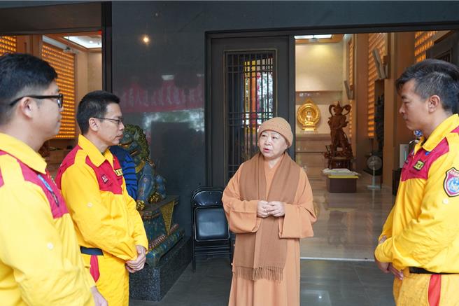 屏東縣佛教會理事長、妙光禪寺住持釋見引法師20日代表捐贈屏東縣消防局特搜大隊山域溪谷垂降救援專用繩索裝備，以及國際人道救援裝備等總價值逾133萬的救災裝備。（妙光禪寺提供／謝佳潾屏東傳真）