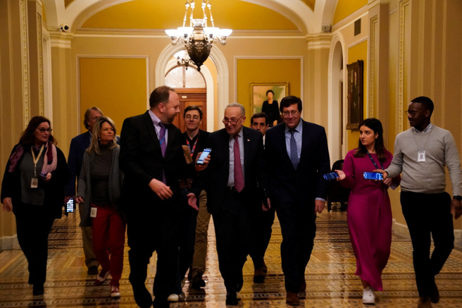 美國聯邦參議院民主黨和共和黨的領袖今共同表示，無法在年底前批准對烏克蘭的新金援方案。圖為參議院多數黨領袖、民主黨籍的舒默（Chuck Schumer）於華盛頓國會大廈。（圖／路透社）
