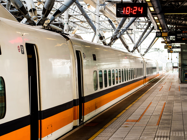 高鐵2瞎妹佔「行李區」滑手機！老翁進退兩難，她不忍開嗆了。（示意圖／Shutterstock）