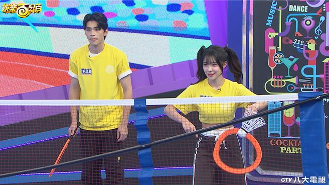 李多慧（右）跟王品澔搭檔比賽羽球。（八大提供）