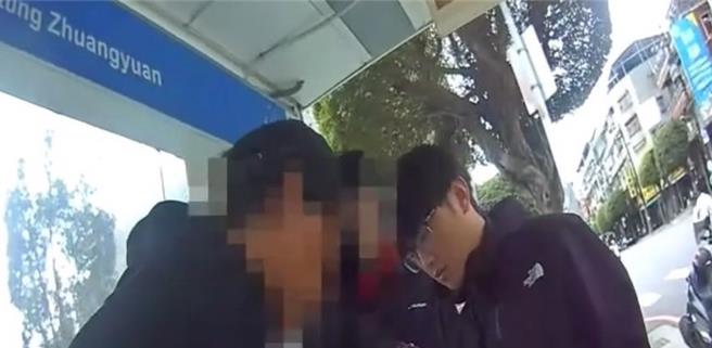 2023年12月20日新北市／警方17日上午9時許，用手機定位鎖定張嫌出沒於土城一帶，發現張嫌正搭乘公車。（新北市土城警分局提供／劉瑋晴新北傳真）