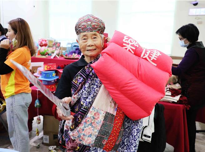 20日嘉义县卫生局特别邀请医事C据点展现课程成果，今年以服装为主题，让阿公、阿嬷亲自上台担任模特儿，「走秀」展示独具创意及特色的服饰。（吕妍庭摄）