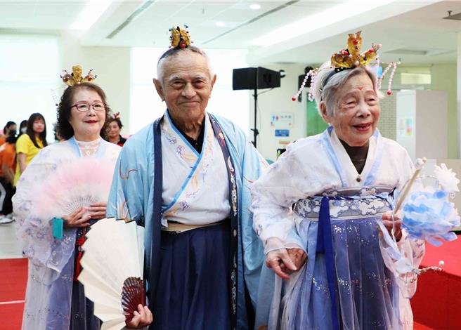 20日嘉义县卫生局特别邀请医事C据点展现课程成果，今年以服装为主题，让阿公、阿嬷亲自上台担任模特儿，「走秀」展示独具创意及特色的服饰。（吕妍庭摄）