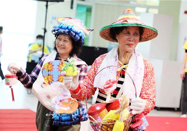 20日嘉义县卫生局特别邀请医事C据点展现课程成果，今年以服装为主题，让阿公、阿嬷亲自上台担任模特儿，「走秀」展示独具创意及特色的服饰。（吕妍庭摄）