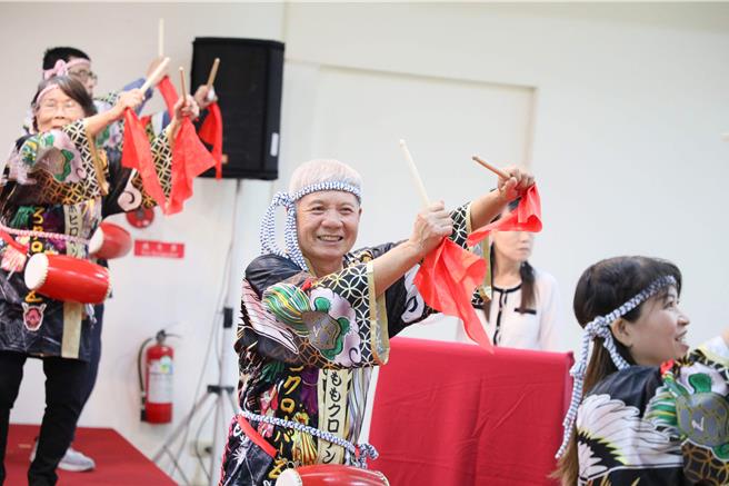 20日嘉义县卫生局特别邀请医事C据点展现课程成果，今年以服装为主题，让阿公、阿嬷亲自上台担任模特儿，「走秀」展示独具创意及特色的服饰。（嘉义县政府提供∕吕妍庭嘉义传真）