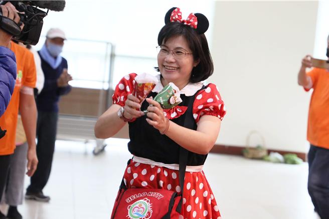 嘉义县卫生局长赵纹华也化身「米妮」与阿公、阿嬷同欢。（嘉义县政府提供∕吕妍庭嘉义传真）