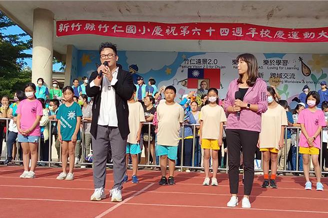 新竹縣客家新曲獎得主iColor愛客樂主唱邱廉欽（左），創作客語新歌《記得》送給母校竹仁國小慶祝64週年校慶。（新竹縣政府提供／羅浚濱新竹傳真）