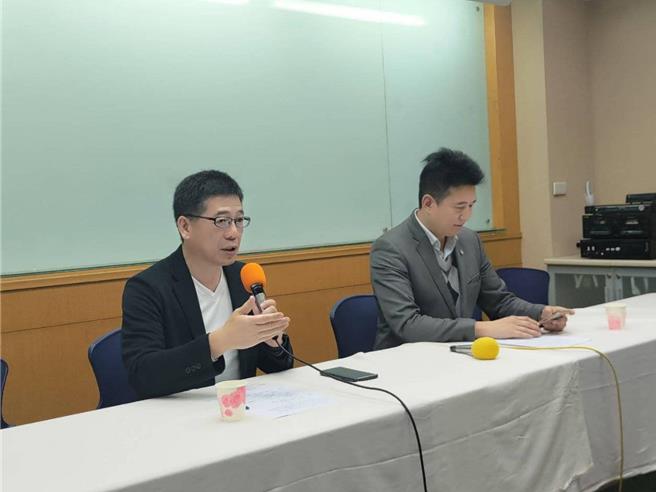 民眾党前秘书长谢立功今点名民眾党总统候选人柯文哲竞办总干事黄珊珊，若柯文哲未达第二名或是不分区立委没达8席以上，黄珊珊就请辞不分区以示负责。（摘自谢立功脸书／杨亚璇台北传真）