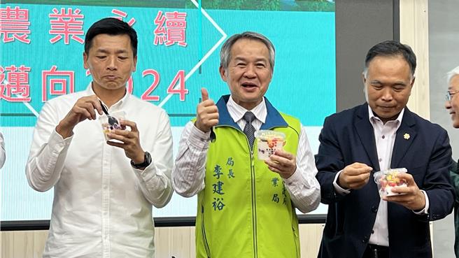 台南市政府农业局20日在新营区民治市政中心举办年终成果发表，由农业局长李建裕（左二）主持。（张毓翎摄）