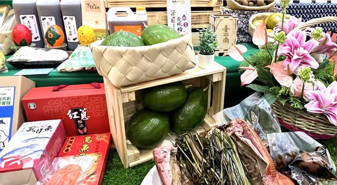市府农业局局长李建裕表示，市长黄伟哲在任内主动出击多家农渔会及业者出访商洽，青果、加工品食品、水产品和畜产品等行销亮眼。（张毓翎摄）