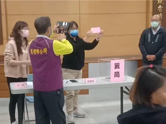 彰化县花坛乡公所20日举行湾雅村长抽籤，由梁桥村抽中当选。（民眾提供／孙英哲彰化传真）