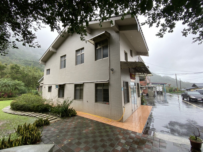 民进党总统候选人赖清德万里老家被认定是既存违建，争议持续延烧。赖家老宅旁的草皮修剪整齐，铺设石阶步道，整体环境美轮美奂，更有便衣宪兵驻守。（高钧麟摄）