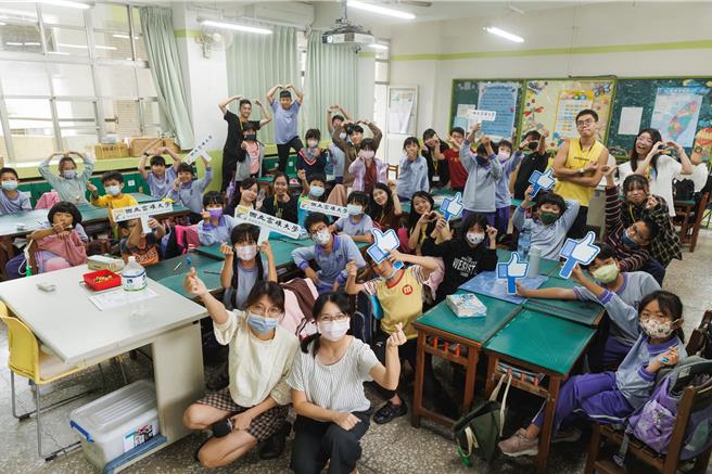 高雄大學通識中心副教授蔡奎如（前左二）19日帶領高大學生前往加昌國小推廣SDGs觀念。（高雄大學提供／林瑞益高雄傳真）