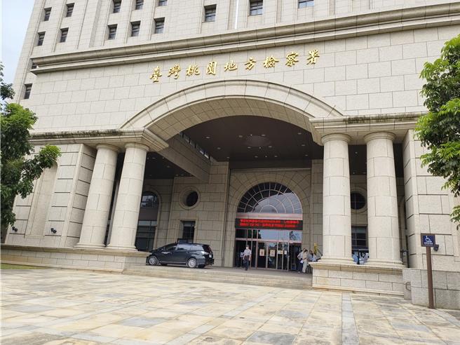 民进党前桃园市议员郭丽华涉嫌10月指示刘姓助理，以每份300元为当时要参选正副总统选举的郭台铭、赖佩霞寻求连署书。郭丽华虽否认，但刘女指证歷歷，桃园地检署将郭、刘及5名桩脚依违反《总统副总统选举罢免法》起诉。（赖佑维摄）