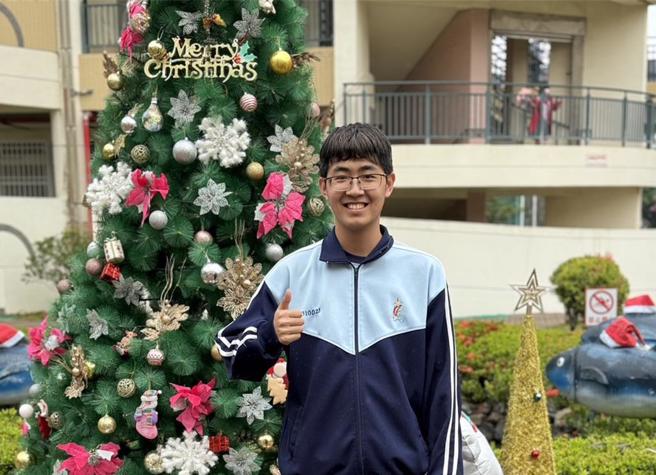 东港高中高三生刘惟勤在求学路上一直名列前茅，秉持不补习、不熬夜的他，近日以希望入学管道录取台大图书资讯学系。（东港高中提供／谢佳潾屏东传真）