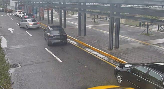 桃园警方在高铁桃园站1、8号门设置科技执法，发现有部分民眾违停躲在镜头死角或遮蔽车牌，市警局交通大队研拟将在1、8号门各增设1支前照式镜头。（桃市交通警察大队提供／吕筱蝉桃园传真）